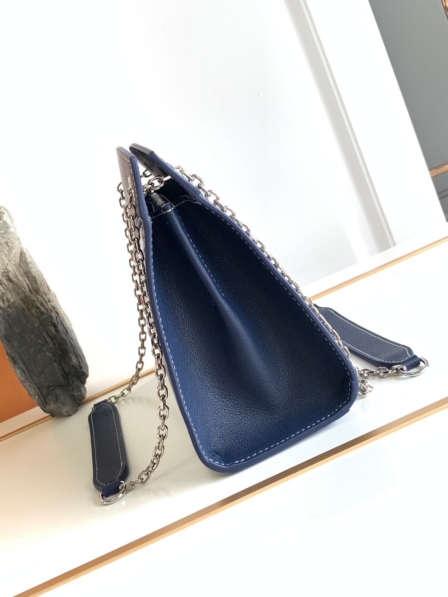 Rouette Structure PM Shoulder Bag In Navy